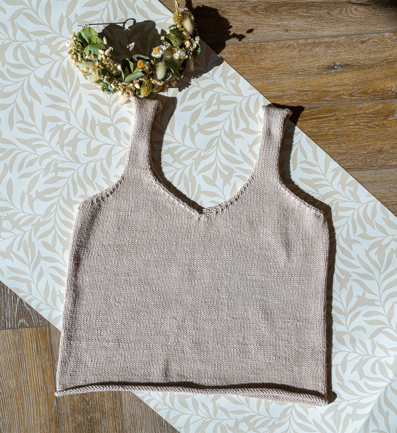 Hrönn Jónsdóttir DG 452-01 GARN
ØKO BOMULL 100 % økologisk bomull,
50 gram = ca 100 meter

FINN RIKTIG STØRRELSE
1. Ta mål av et strikkeplagg som passer.
2. Sammenlign målene med oppskriften.
3. Velg størrelse ut fra overvidden på bolen.
4. Lengde på bol og ermer kan du strikke lenger
eller kortere ved behov.

FORKORTELSER
r = rett, vr = vrang, m = maske, p = pinne