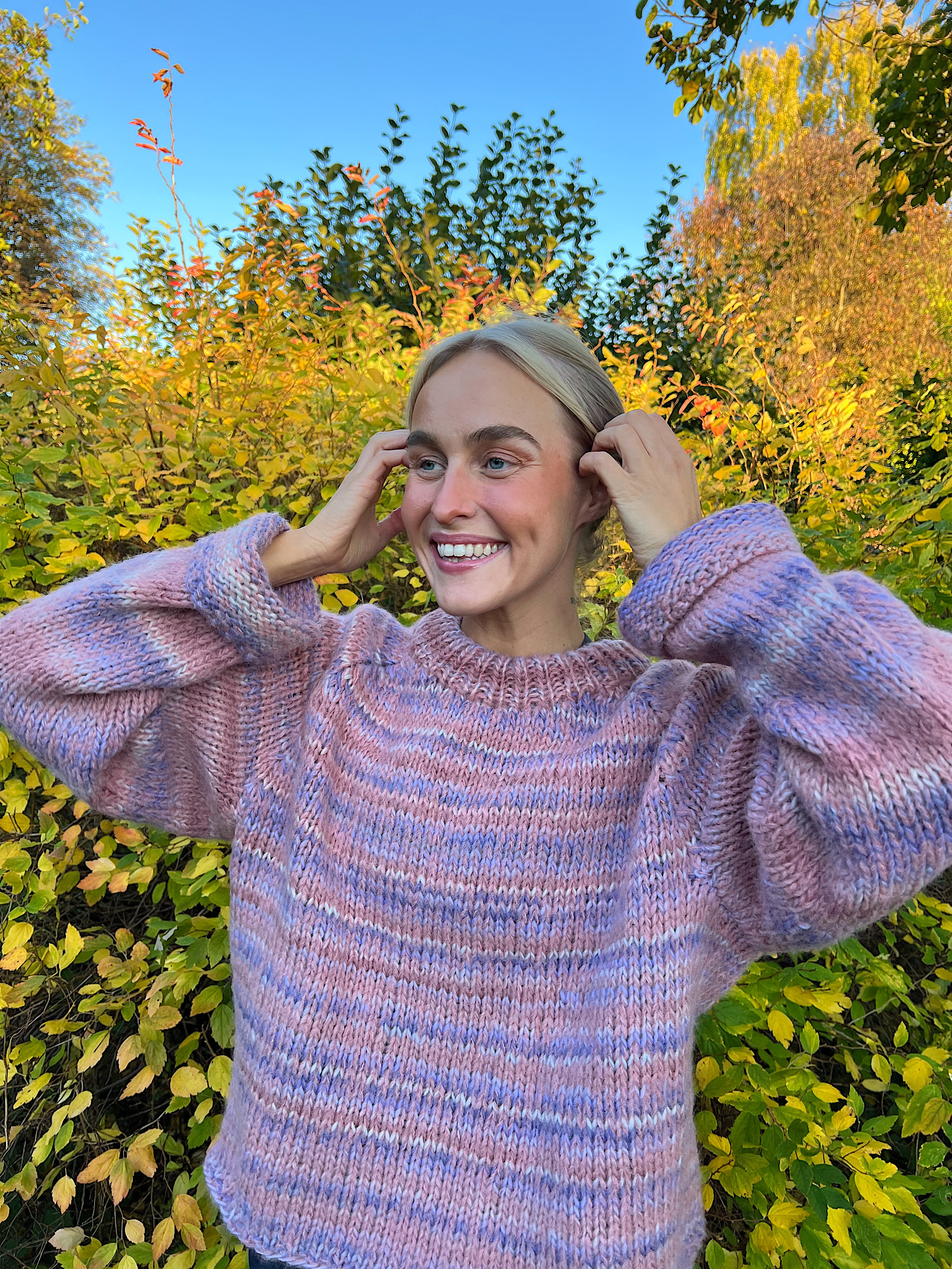 Øyunn Krogh by House of YarnØyunn Raglan - strikkepakke i Pretty Print og Faerytale