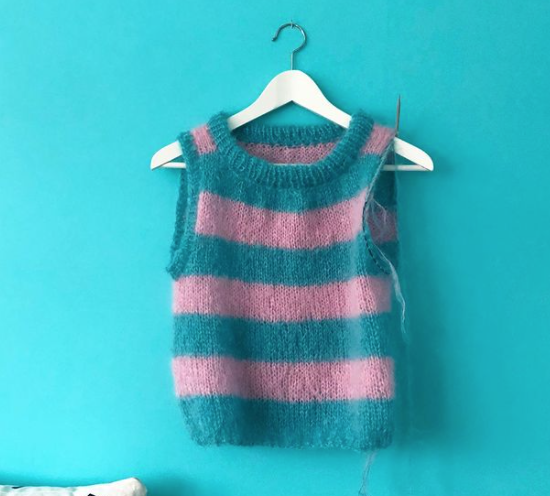 Julie Embrå embraknit Fluffy vest i Myk Påfugl fra Dale Garn.  Dette er 100 prosent børstet alpakka. Varm og stilig!