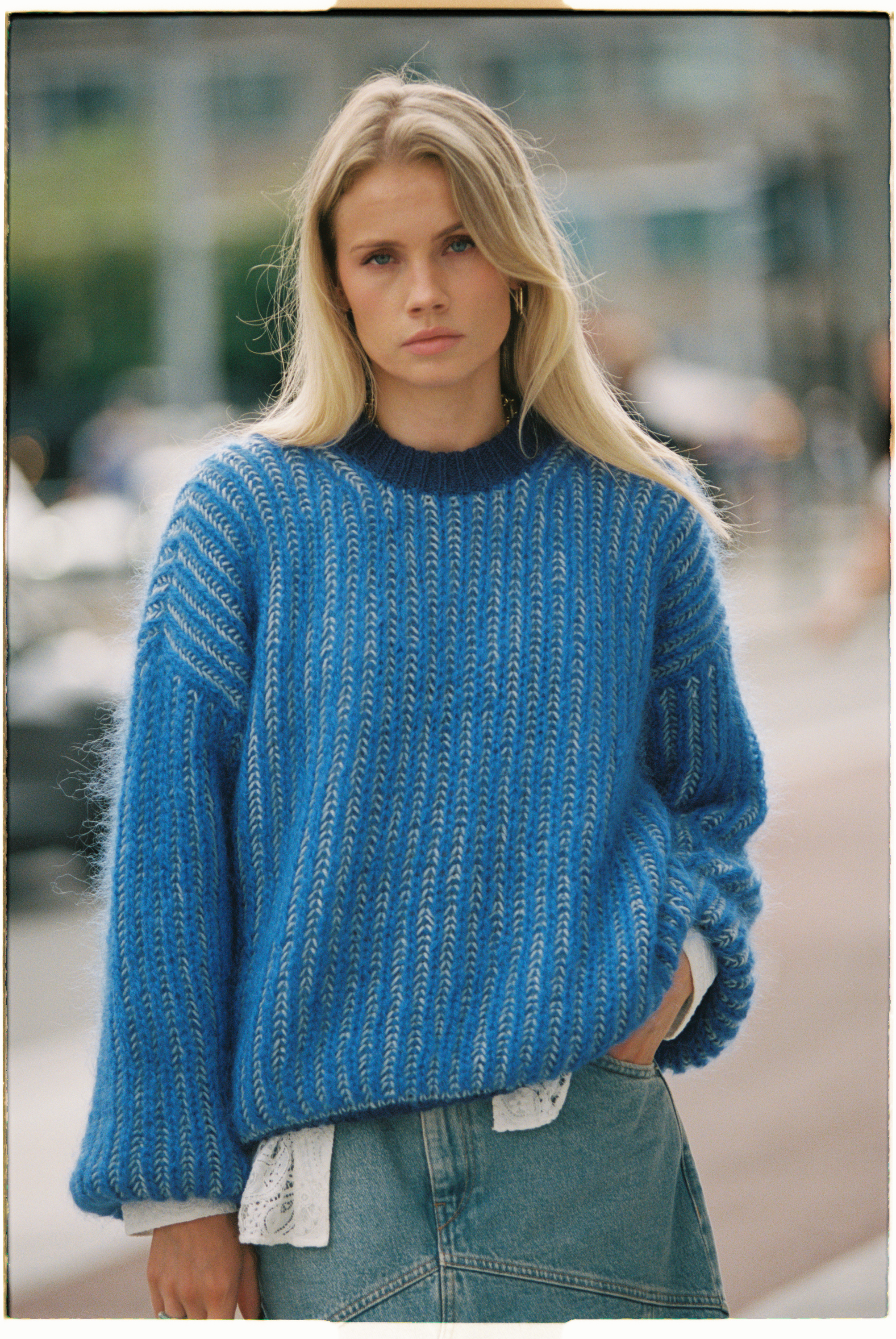 MIN MOTE by House of YarnToni-genseren, strikkepakke i Myk Påfugl og Sterk