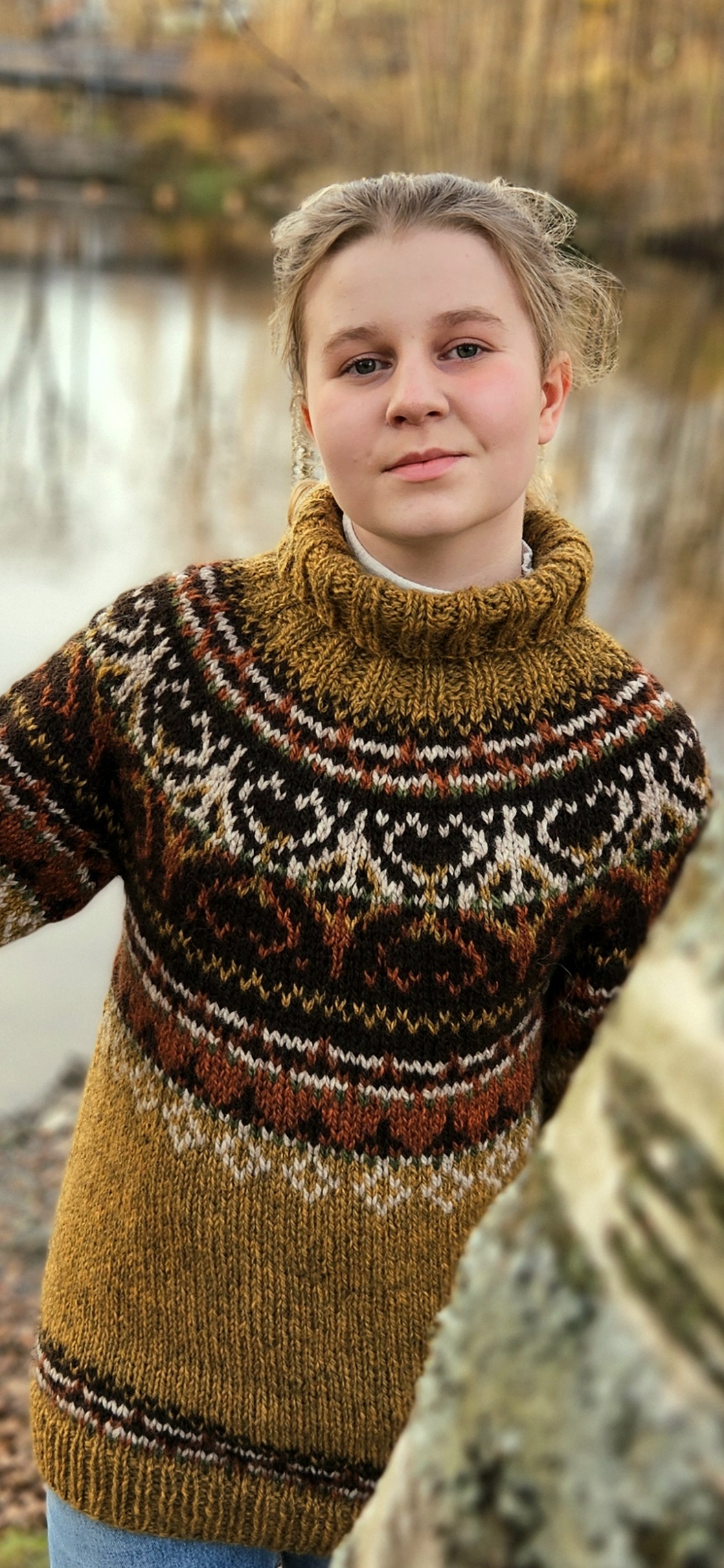 Linka Neumann Villmarksgensere VOL I Heldigital strikkeppskrift og Garnpakker til vakre Alasuq Polar som er designet av Linka Neumann. Alasuq Polar er strikket i Blåne og Troll fra Hillesvåg Ullvarefabrikk, og designet av Linka Neumann. Den heldigitale oppskriften gjør at diagrammene kommer opp i den fargekombinasjonen du ønsker.

Blåne pelsullgarn er et glansfullt, mykt og luftig håndstrikkegarn spunnet av ull fra Norsk pelssau. Den har en fin, myk og silkeaktig ull med god lokk. Garnet egner seg godt til gensere, lange jakker, votter og luer. Blåne pelsullgarn kan også strikkes til luftige lune pledd eller puter til sofaen.

Woolit har et lite utvalg av digitale oppskrifter og garnpakker til Linka Neumanns populære Villmarksgensere. Linka Neumann har gitt ut fire bøker med oppskrifter i tillegg til et stort antall enkeltoppskrifter.

Den mest populære er nok Villmarksgenseren, det er noen som også kaller den for potegenser, men det er altså Villmarksgenser som er det rette navnet.  Andre populære modeller er:  Føyka, Matoaka, Tusseladd, Tusseladd Polar og den vakre Hopi

Dette er skikkelige Villmarksgensere i navnets rette betydning da garnkvaliteten gjør at Villmarksgenserene er perfekt for utebruk.   Vi har prøvd å lage nye garnpakker til de forskjellige Villmarksgenserene i garnkvaliteter fra Hillesvåg.  

Vi kommer hele tiden med nye modeller - kontakt oss gjerne om du ønsker forslag, eller har andre fargekombinasjoner til din Villmarkgenser.

Vi har nå også fått en kategori vi kaller Chunky Villmarksgensere  som er gensere strikket i annen type garn, så dette er ikke gensere som er beregnet til utebruk.
