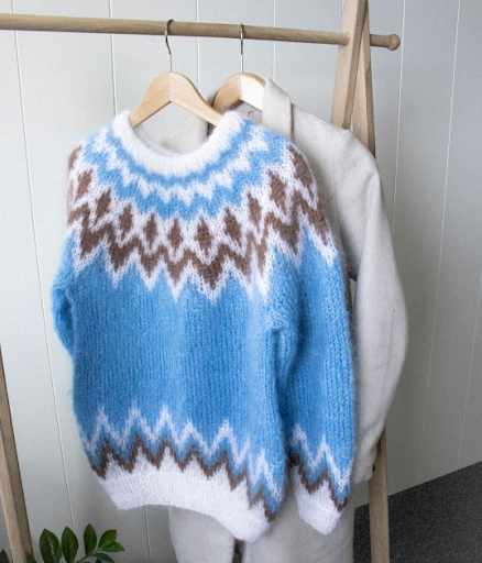 House Of Yarn DG 451 Strikkes i Myk påfugl 73 % mohair, 22 % ull, 5 % polyamid