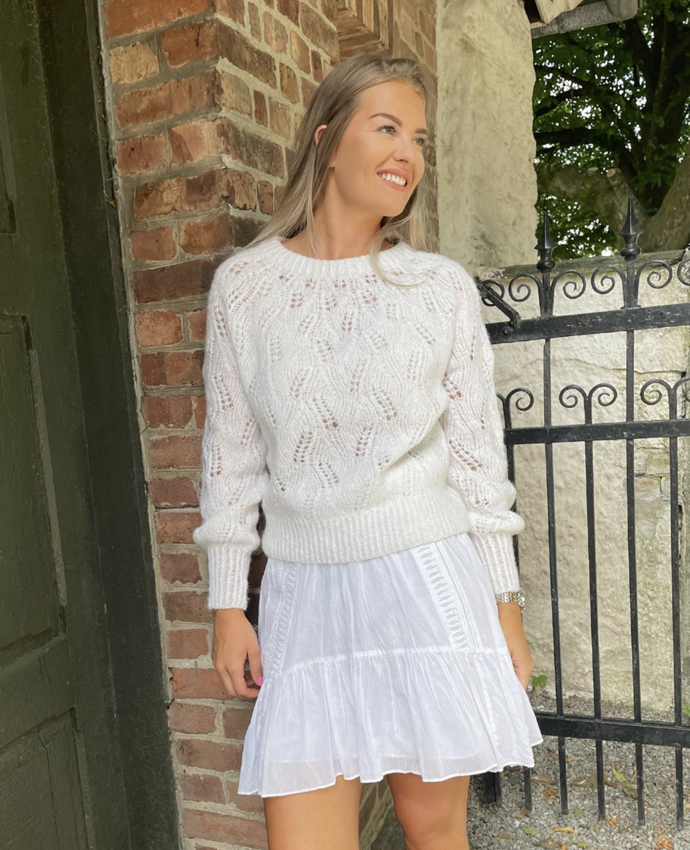 Trine Lise Høyseth DSA 101 Fra Du store Alpakka kommer denne fine genseren i Faerytale, lett og luftig samtidig som den gir en lun følelse.  Denne strikker du raskt på tykke pinner!
Faerytale er spunnet i 100% børstet Alpakka, altså helt uten tilsetningsstoffer.