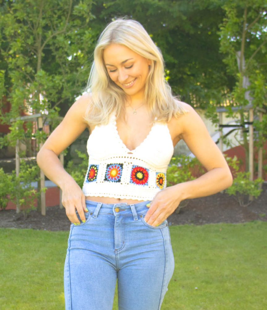 Brit Frafjord Ørstavik DG 456-03 Flott heklet topp.

Heklefasthet: 
1 rute heklet med heklenål nr 3,5 måler ca 9 x 9 cm
21 st med heklenål nr 3,5 = 10 cm

Sjekk heklefastheten ved å hekle en prøvelapp.
Tell antall staver pr 10 cm, har du flere staver enn oppgitt,
skift til tykkere nål. Har du færre staver, skift til tynnere nål.