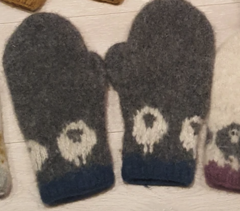 StrikkefruerTova votter med sau