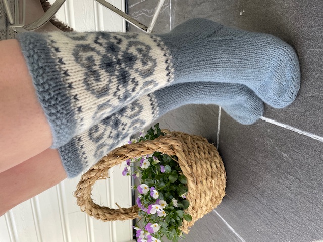 Wefringsdesign Caroline Nasjonalromantiske sokker som er inspirert av mammas gamle åkle. I Buskerud bruker vi uttrykket åkle med betydning - ankel. Da syns jeg denne serien skulle ha navnet Åkle. Sokkene er strikket i verdens beste sokkegarn fra Hillesvåg, Fjell sokkegarn 3. 