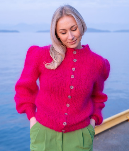 Hrönn Jónsdóttir DG 451 Strikkes i MYK PÅFUGL 73 % mohair, 22 % ull, 5 % polyamid 