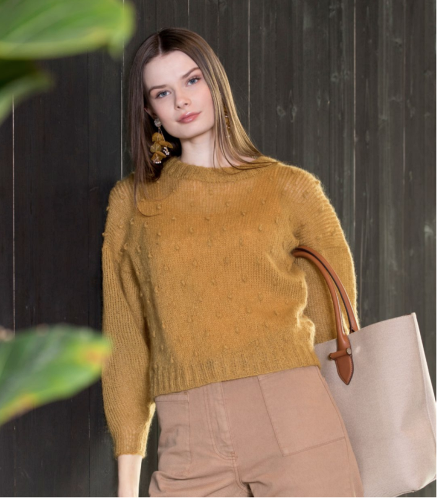 Ane Kydland Thomassen DG 412 Strikkes i  nydelige Kidsilk Erle som er spunnet av 56 % mohair, 26 % silke og 18 % ull.

Slik finner du riktig størrelse:
1. Ta mål av et strikkeplagg som passer.
2. Sammenlign målene med oppskriften.
3. Velg størrelse ut fra overvidden på bolen.
4. Lengde på bol og ermer kan du strikke lenger eller kortere ved behov.

Sjekk strikkefastheten ved å strikke en prøvelapp. Tell antall m pr 10 cm, har du flere m enn oppgitt, skift til tykkere p. Har du færre masker, skift til tynnere pinne.

Forkortelser brukt i oppskriften 
r = rett, vr = vrang, m = maske, p = pinne