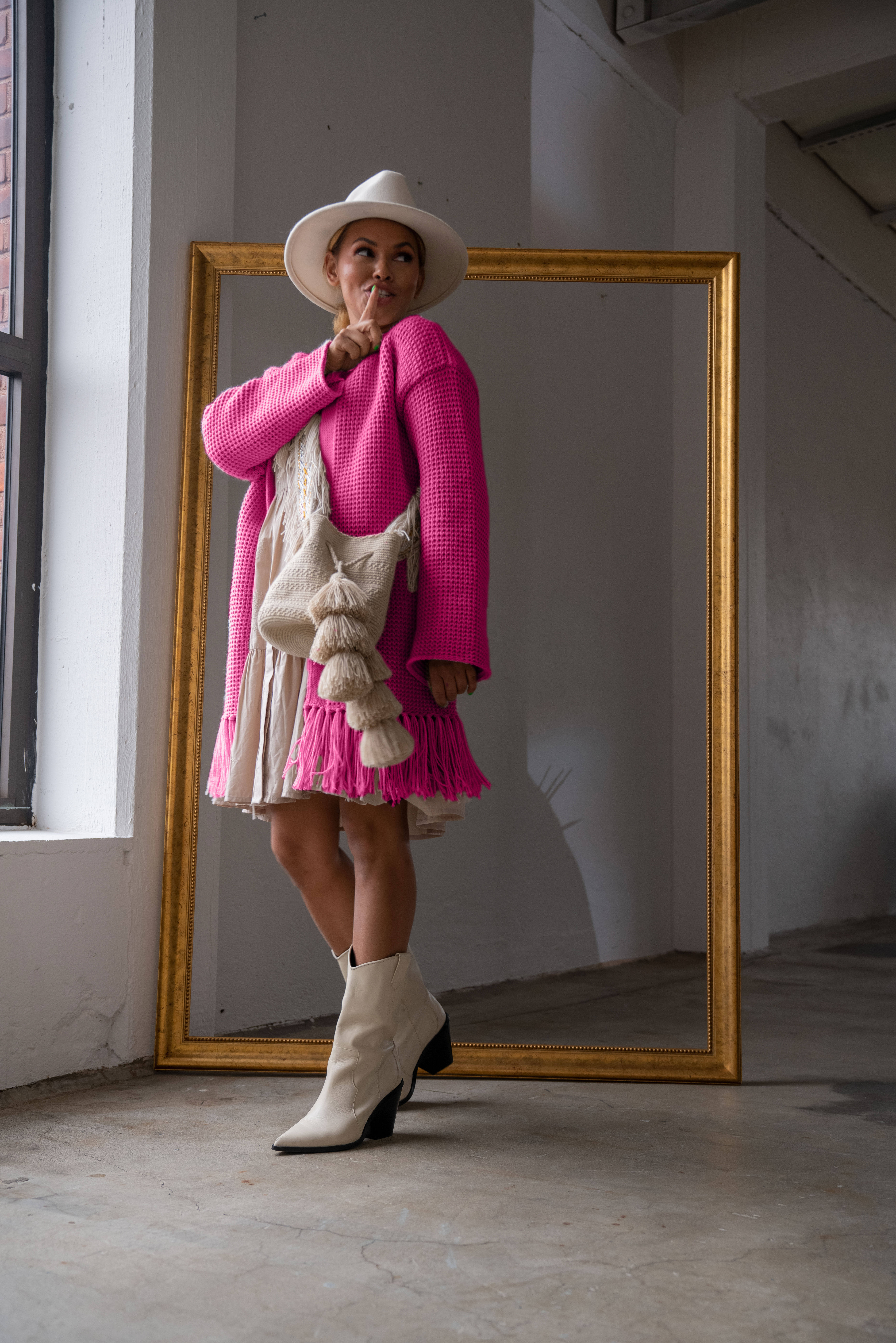 Ane Kydland Thomassen DG 443-05B Strikkes i Merino 22 som består av 100 % ekstra fin merinoull
Hvert nøste veier 50 gram, og er på ca 125 meter

Forkortelser brukt i denne oppskriften
r = rett, vr = vrang, m = maske, p = pinne