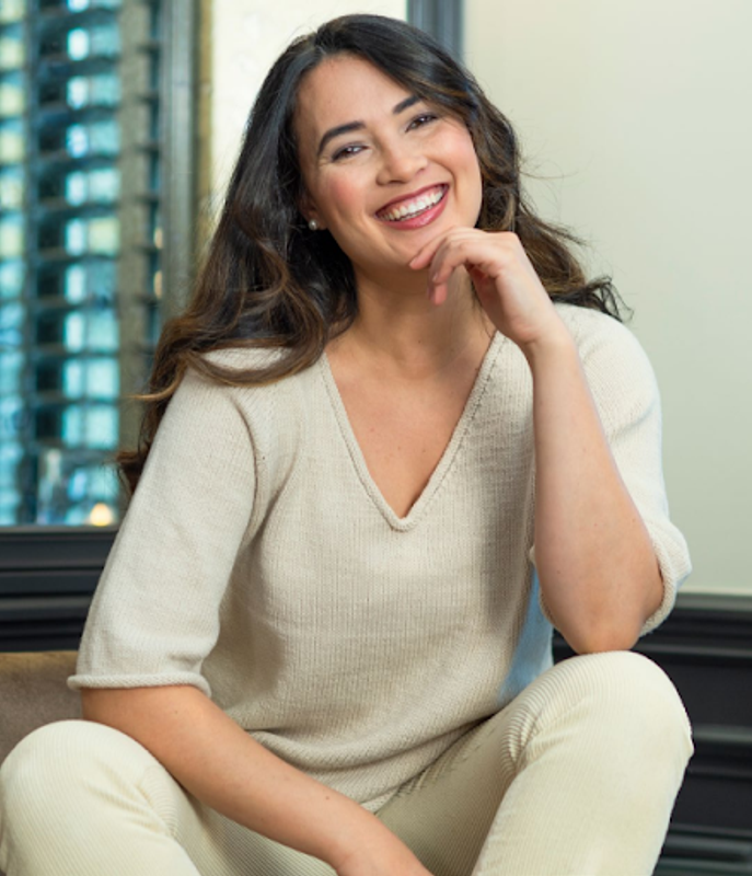 Anne-Kirsti Espenes DG 429-03 Lett og digg topp strikket i ren merinoull. Garnet er Merino22, spunnet i 100 % ekstra fin merinoull,
50 gram = ca 125 meter

Alternativt garn: NATURAL LANOLIN WOOL, ALPAKKA
FORTE CLASSIC, LERKE

Sjekk strikkefastheten ved å strikke en prøvelapp.
Tell antall m pr 10 cm, har du flere m enn oppgitt,
skift til tykkere p. Har du færre m, skift til tynnere p.

FINN RIKTIG STØRRELSE
1. Ta mål av et strikkeplagg som passer.
2. Sammenlign målene med oppskriften.
3. Velg størrelse ut fra overvidden på bolen.
4. Lengde på bol og ermer kan du strikke lenger

FORKORTELSER
r = rett, vr = vrang, m = maske, p = pinne
Kant-m strikkes r på alle p.