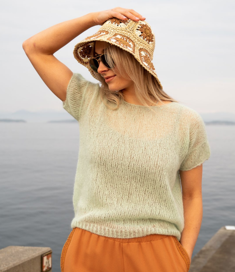 Ane Kydland Thomassen DG 451 Deilig lett sommertopp i helt naturlige Kidsilk Erle som består av 56 % mohair, 26 % silke, 18 % ull,
