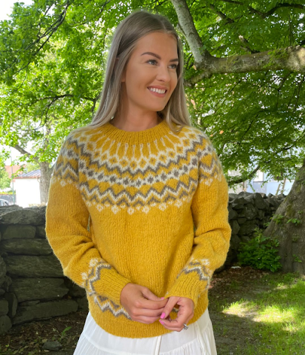 Trine Lise Høyseth DG 447-05 Strikkes i ALPAKKA MAGIC 63 % alpakka, 37 % polyamid,
50 gram = ca 150 meter.

Sjekk strikkefastheten ved å strikke en prøvelapp.
Tell antall m pr 10 cm, har du flere m enn oppgitt,
skift til tykkere p. Har du færre m, skift til tynnere p.

FINN RIKTIG STØRRELSE
1. Ta mål av et strikkeplagg som passer.
2. Sammenlign målene med oppskriften.
3. Velg størrelse ut fra overvidden på bolen.
4. Lengde på bol og ermer kan du strikke lenger
eller kortere ved behov.

FORKORTELSER
r = rett, vr = vrang, m = maske, p = pinne