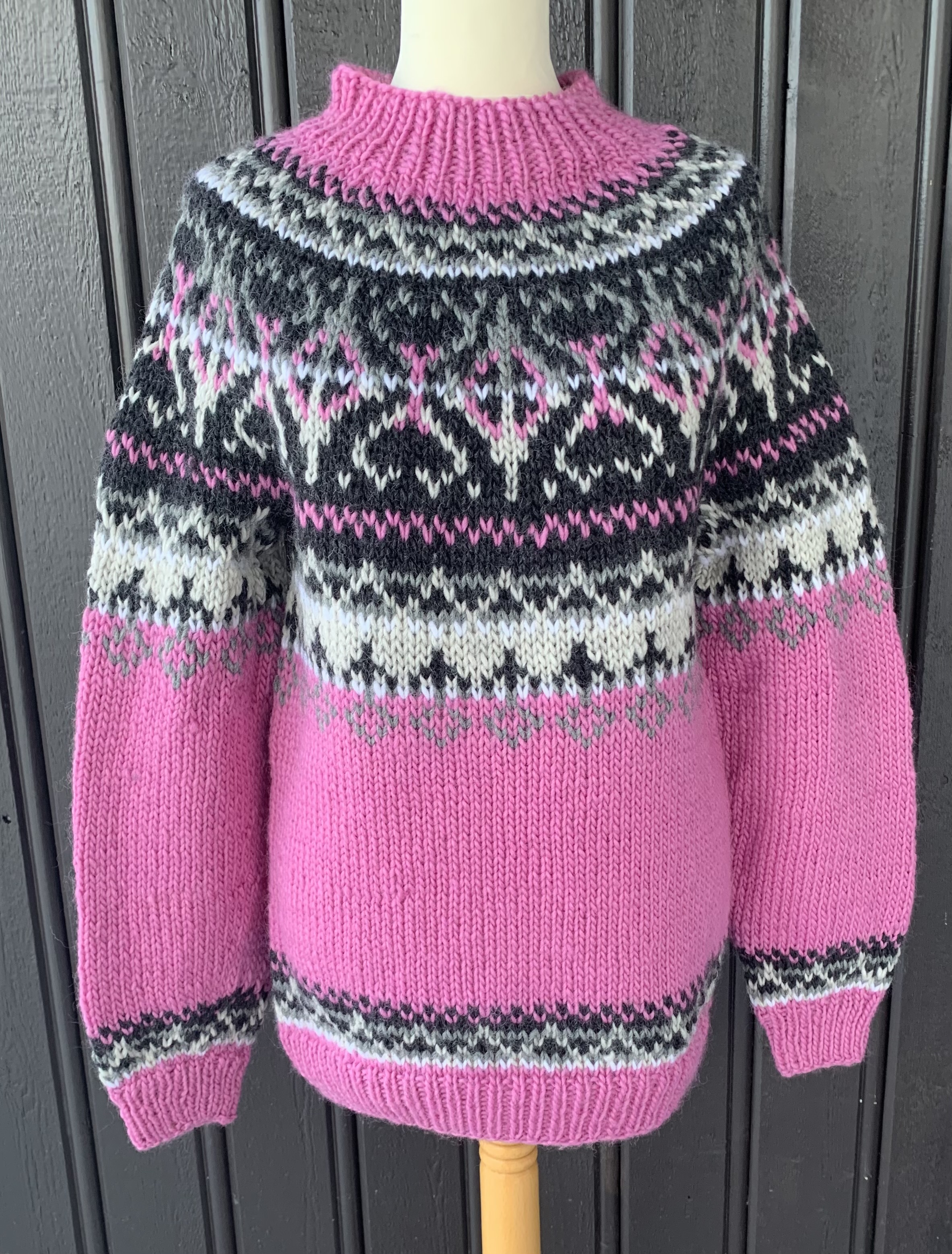 Linka NeumannAlasuq Polar av Linka Neumann, strikkepakke i Naturgarn