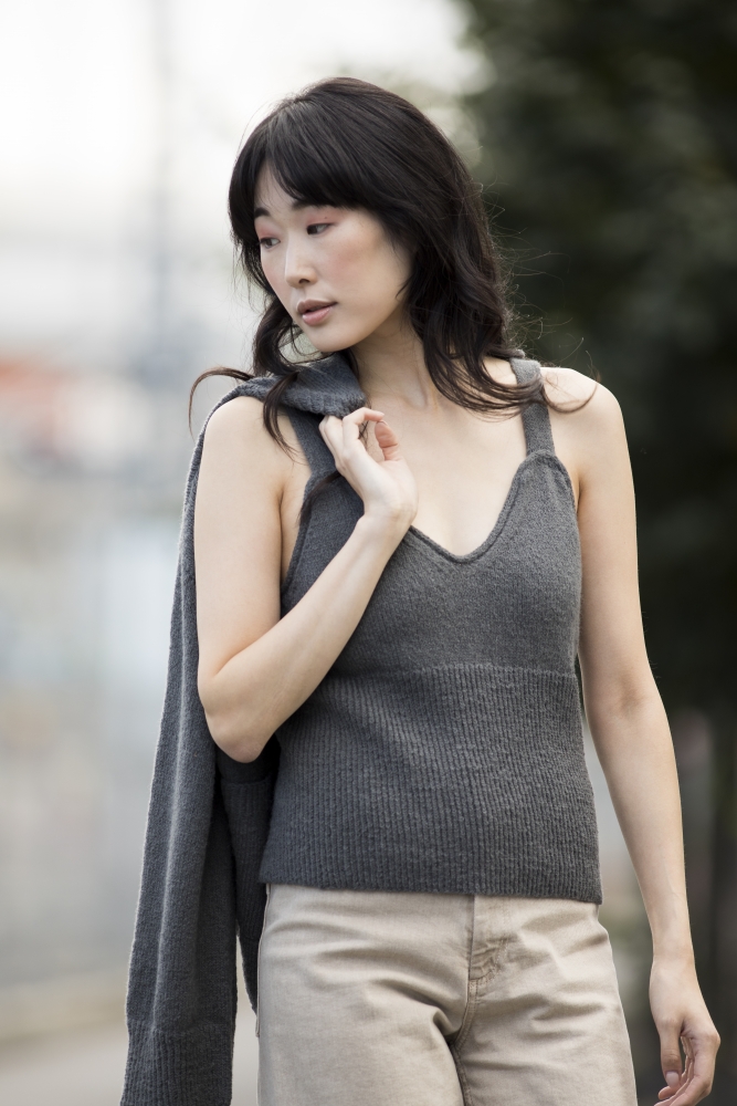 Iselin Hafseld DSA 83 GARN BRUKT I DENNE OPPSKRIFTEN: DREAMLINE PURE 100 % alpakka, 25 gram = ca 125 meter

Slik finner du riktig størrelse:
1. Ta mål av et strikkeplagg som passer.
2. Sammenlign målene med oppskriften.
3. Velg størrelse ut fra overvidden på bolen.
4. Lengde på bol og ermer kan du strikke lenger eller kortere ved behov.

Sjekk strikkefastheten ved å strikke en prøvelapp.
Tell antall m pr 10 cm, har du flere m enn oppgitt, skift til tykkere p. Har du færre m, skift til tynnere p.

FORKORTELSER
r = rett, vr = vrang, m = maske, p = pinne