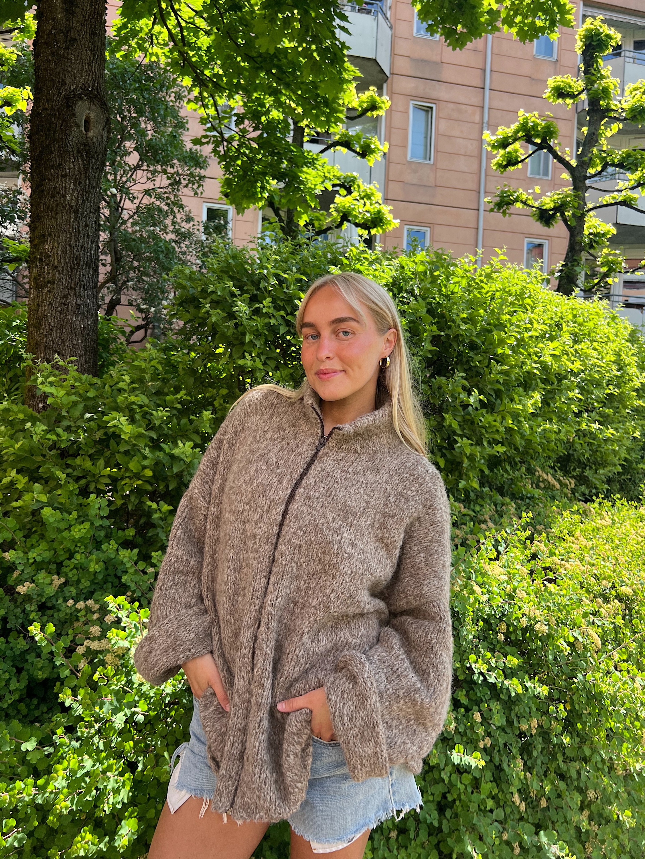 Øyunn Krogh by House of YarnAud jakke i to farger - strikkepakke i Upcycle faerytale fra Du store Alpakka